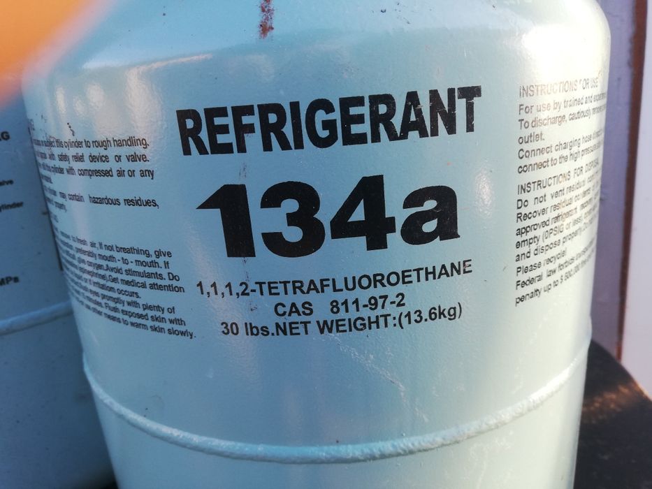 Vînd butelii goale.