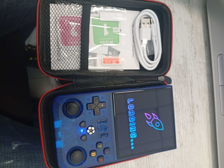 Ретро преносима игрова конзола с карта памет.