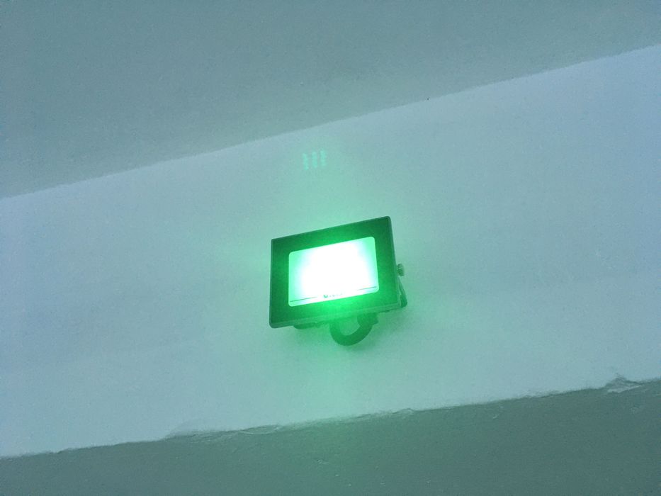 Две лед лампи, зелена светлина