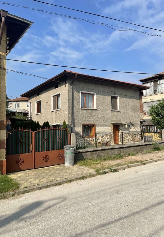Двуетажна къща с дворно място 700 кв.м. в град Велинград