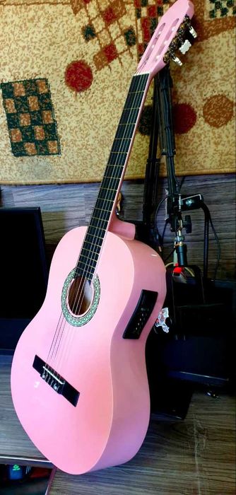 Гитара розового цвета продам