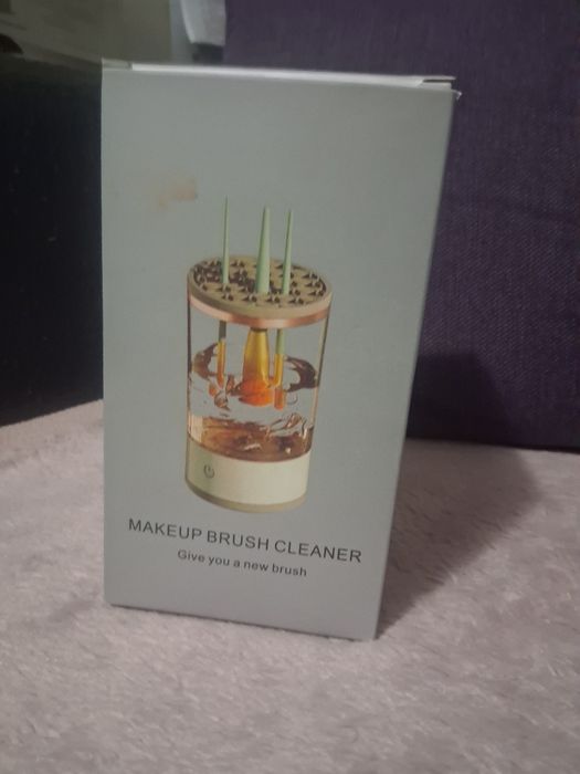 Aparat pentru curățat pensule de makeup