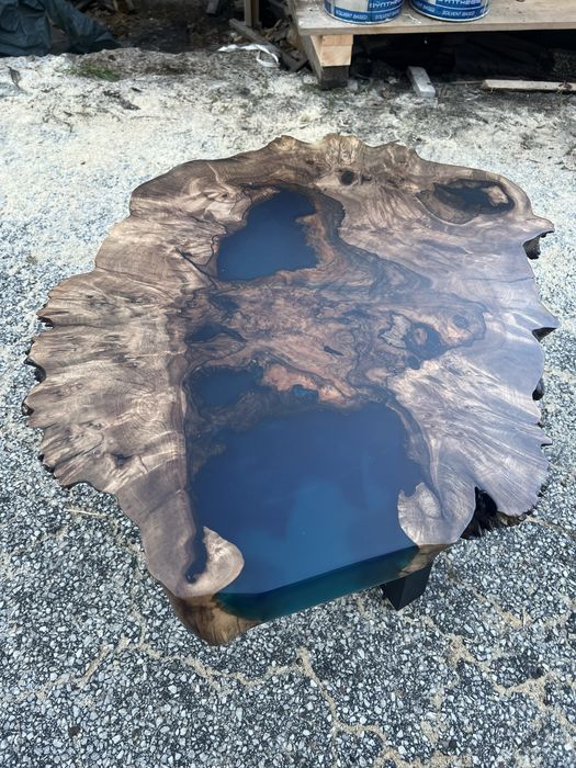 Налична уникална маса от орех и епоксидна смола