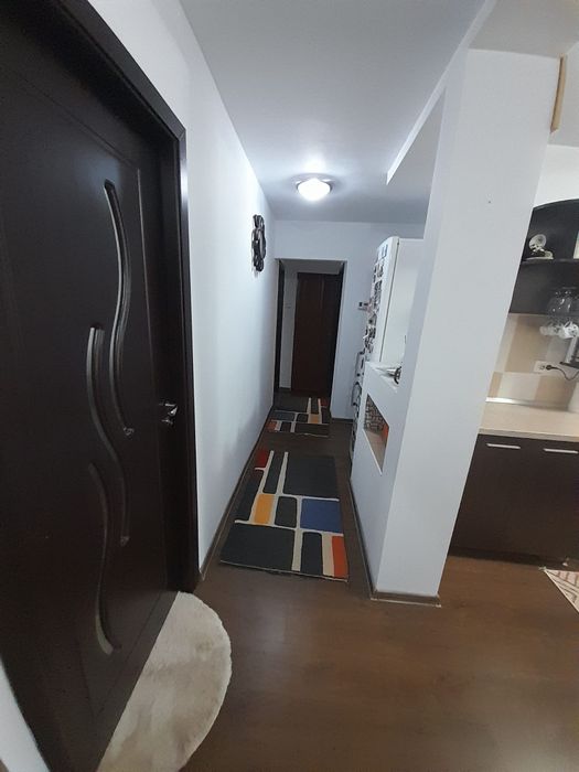 Închiriez apartament cu 4 camere
