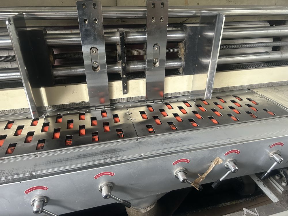 Vând utilaje pentru producție cutii carton.