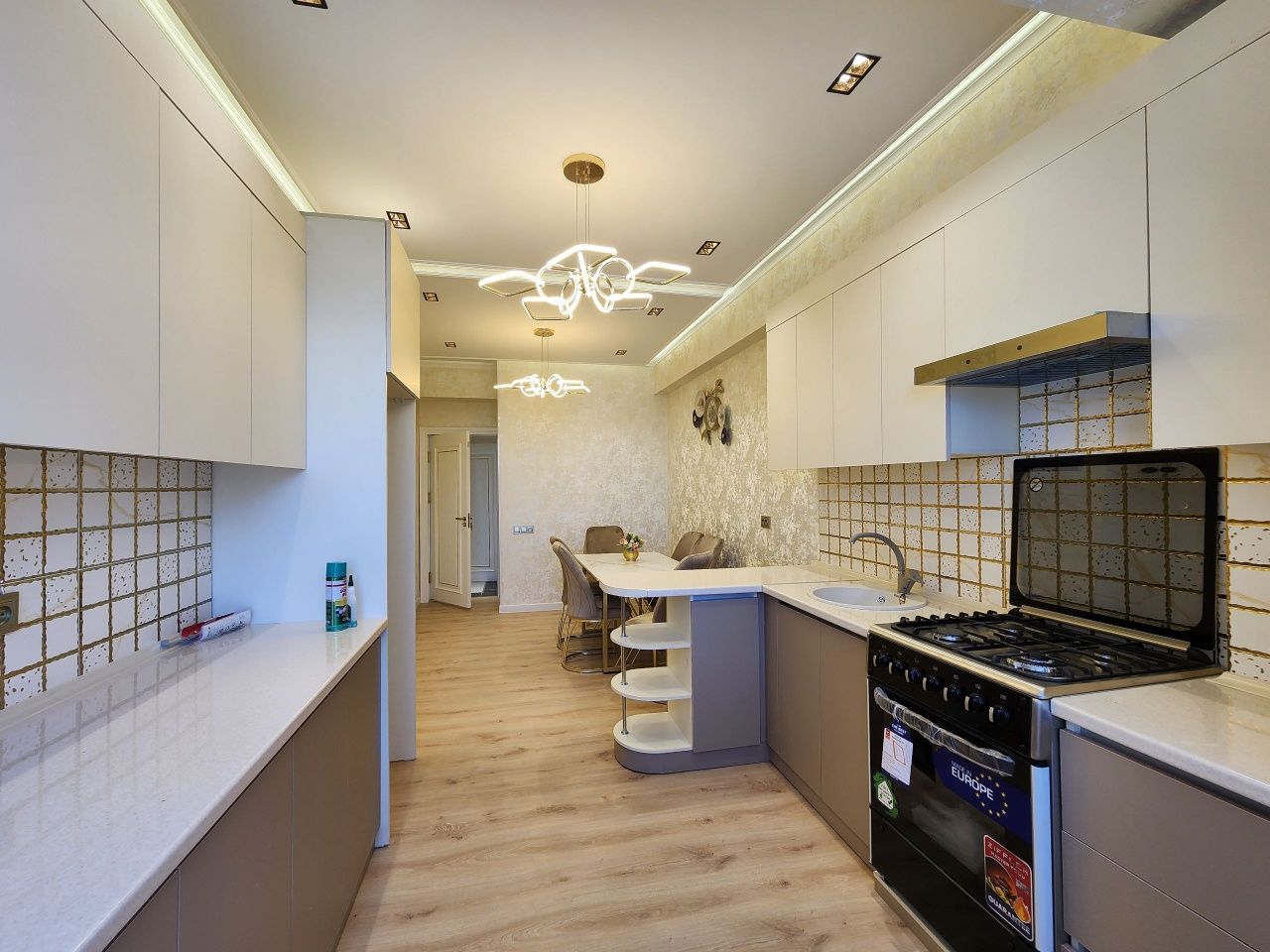 3-xonali 4-qavatda 120m² kvartira sotiladi.
8-qavatli Liftli dom.
Narx