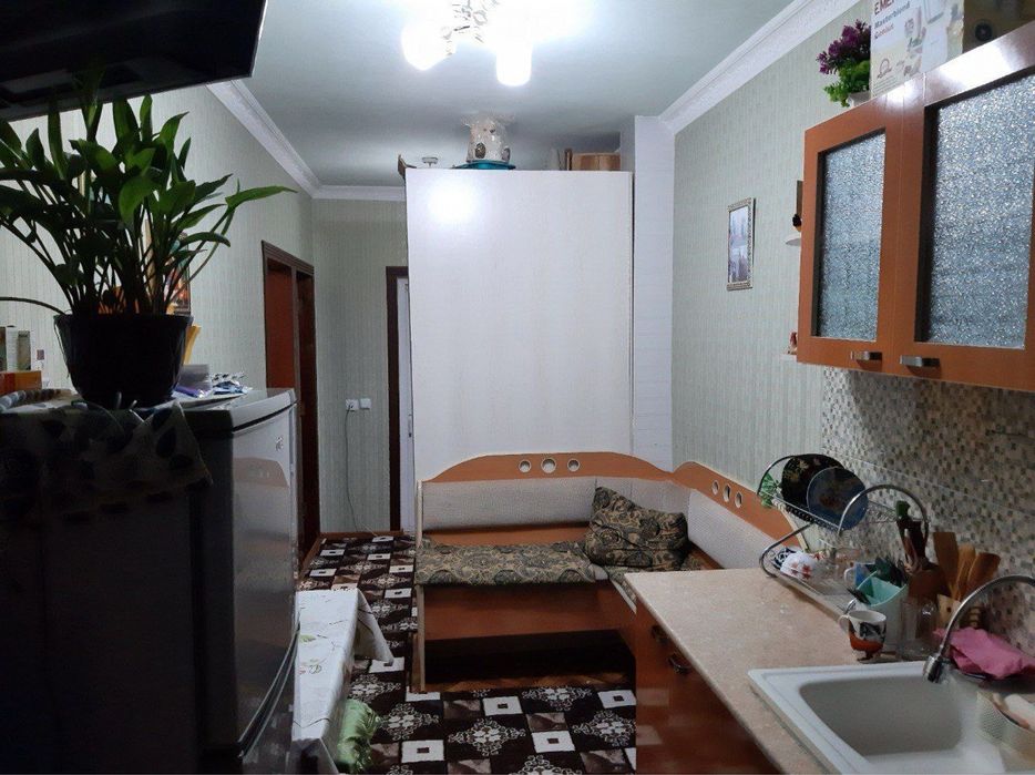 Срочно Продаётся 2 х комнатная квартира на 2 этаже в кирпичном доме .