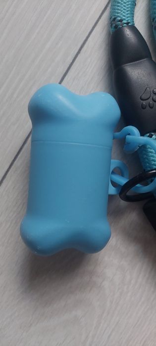 Lesă cu mâner din spumă și accesoriu pentru pungi