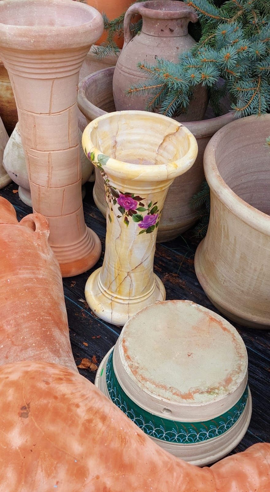 Ghivece și amfore din ceramică lucrate manual