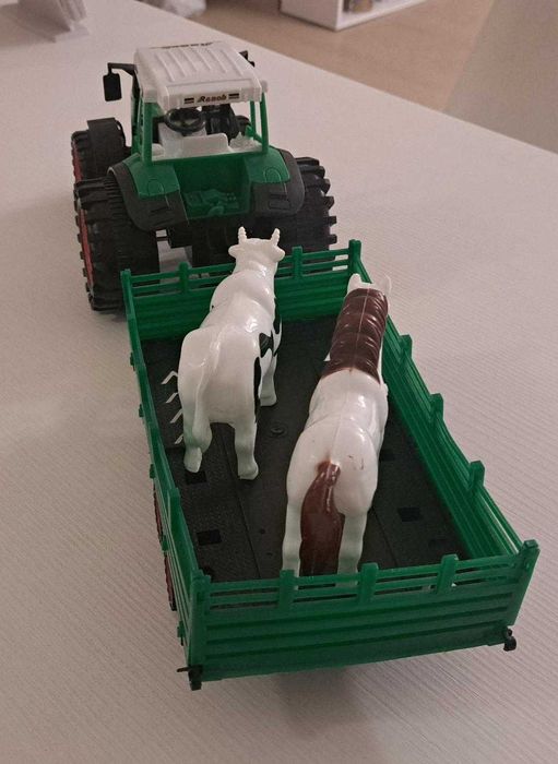 NOU - Tractor cu remorcă și doua animalute dimensiuni destul de mari