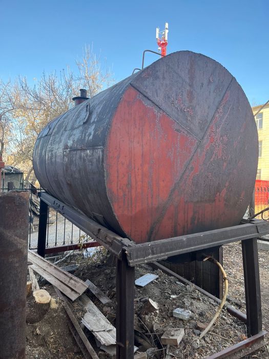 Цистерна бочка 4 куб, в отличном состоянии