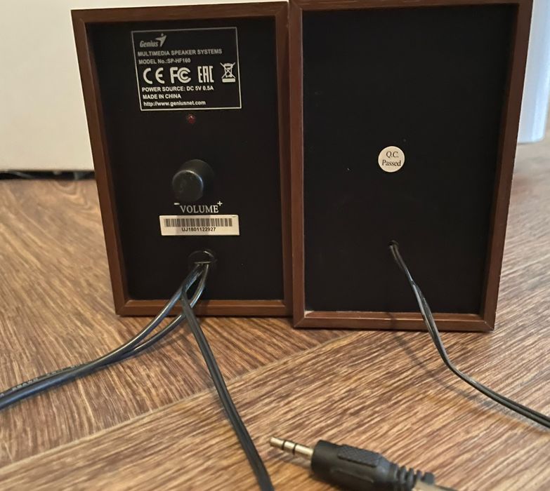 Boxe  audio din lemn  conectare prin cablu