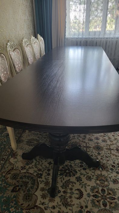 Стол большой для гостей