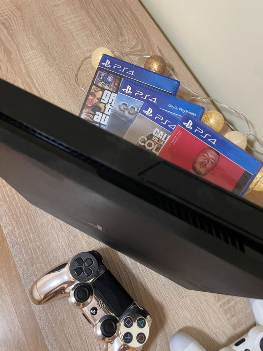 PLAYSTATION 4 slim - 2 геймпада + 7 игри на диск