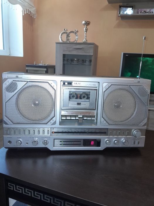 Продавам радио касетофон AKAI AJ 530