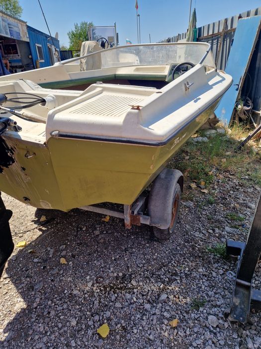 Моторна лодка с двигател и колесар