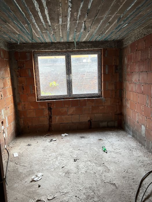De vanzare la parter Apartament nou cu 3 Camere 73 mp nefinisat Beius