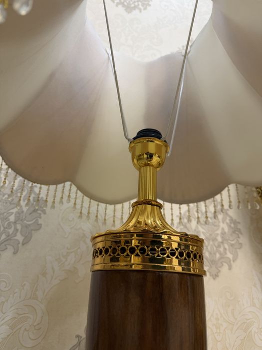 Шикарная лампа, с золотым декором и хрустальными подвесками - хорошее