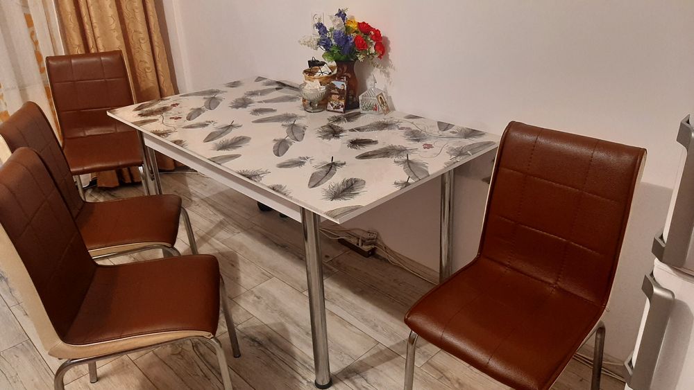 Masă de bucătărie cu patru scaune .