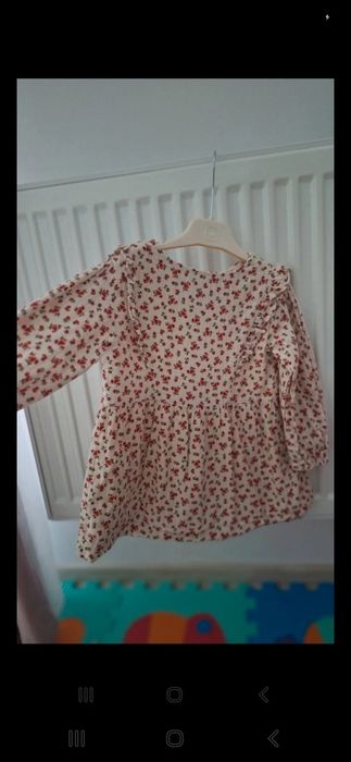 Rochie Zara cu flori și nasturi la spate