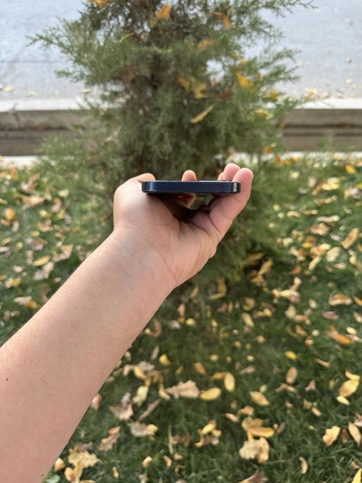 Iphone 12 64gb Xolat yaxsh yomkst 77 ochilmagan hama joy ishlid ayb yo