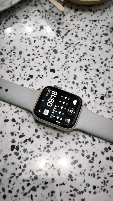 Продам Apple Watch SE