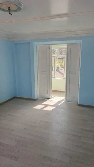 Срочно сдается дом 2 этажа,4 комнаты,3 сотки.Азербайджанский центр.