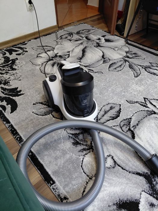 Vând aspirator electrolux