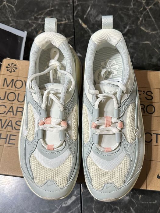 Продават се NIKE спортни обувки W AIR MAX BLISS NN GCEL