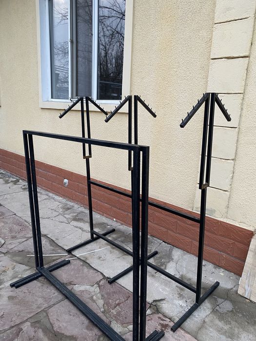 Вешалки для одежды на магазин