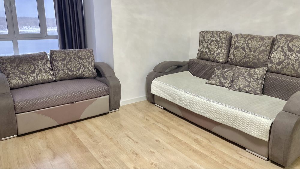 Продам диван 2 ку с подушками , хороший торг реальному покуп