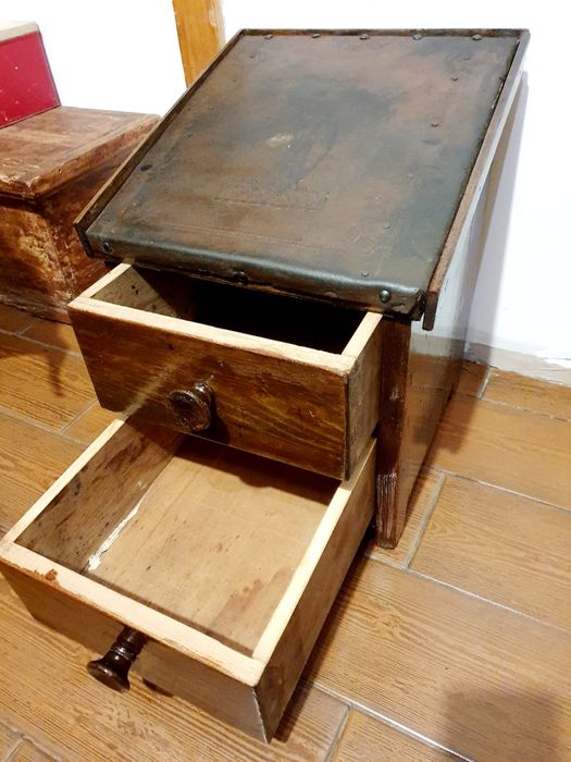 Dulap lemn curățat încălțăminte și lădițe cizmar