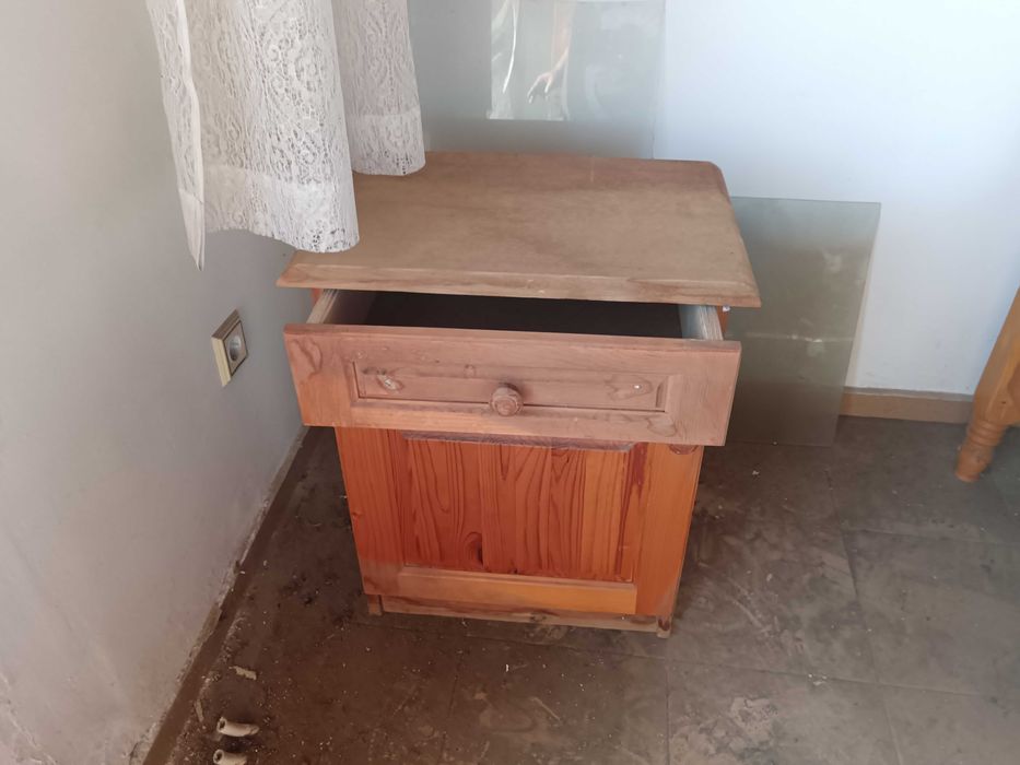 Нощни шкафчета, естествено дърво. В много добро състояние