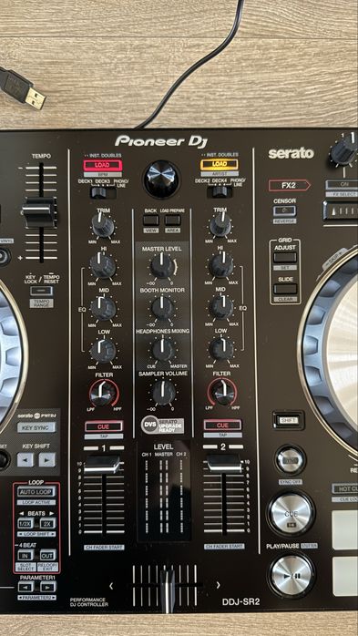 Pioneer DDJ-SR2 контролер с куфар UDG, Decksaver, ChromaCaps, Voucher