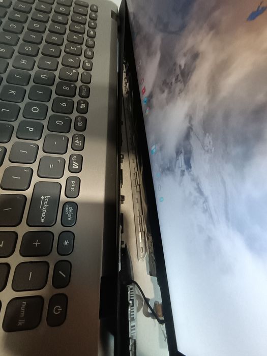 Laptop ASUS VivoBook, funcțional, balamaua ruptă,