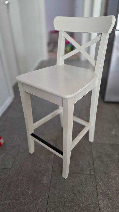 Insula bucatarie IKEA cu 2 scaune inalte