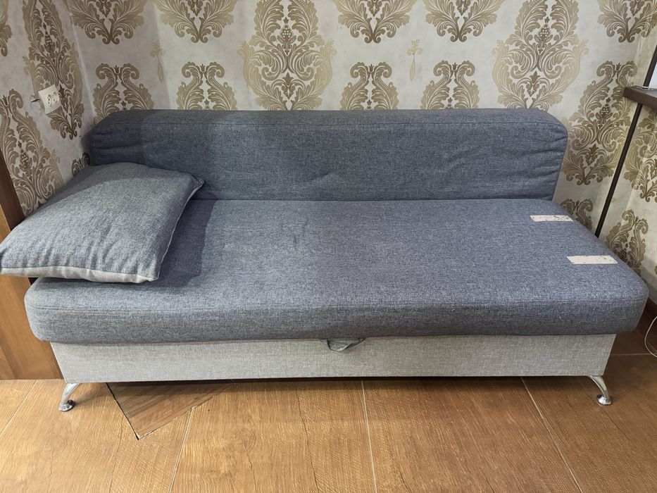 Диван не большой.