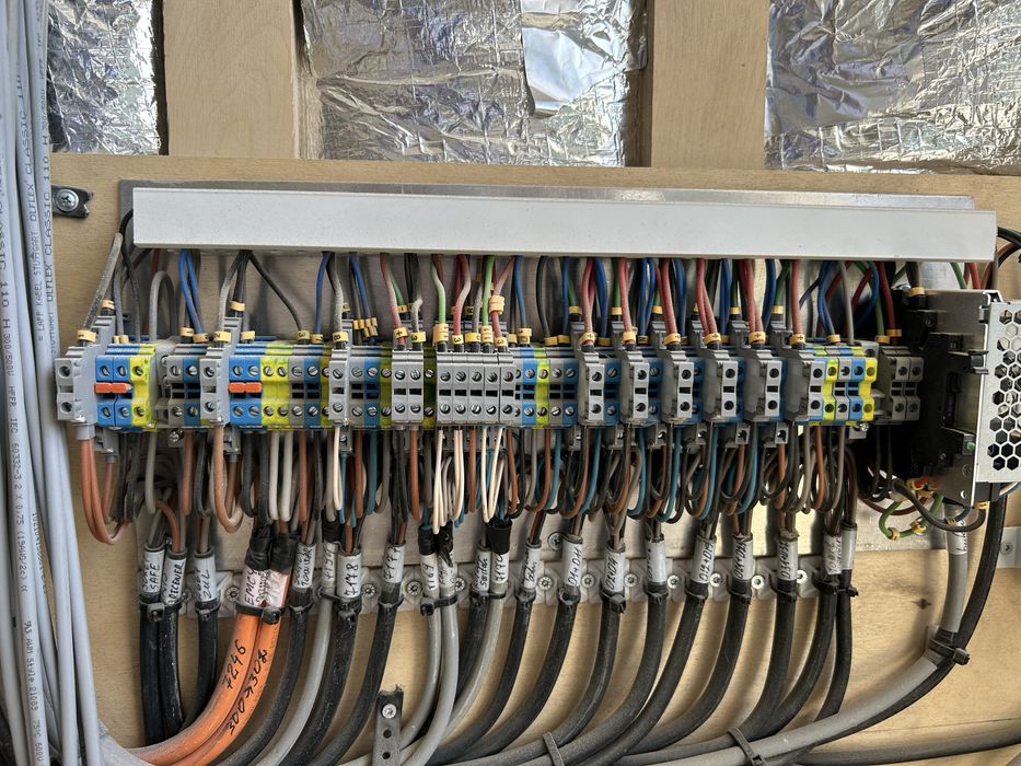 Instalatii Electrice Rezidentiale si Industriale