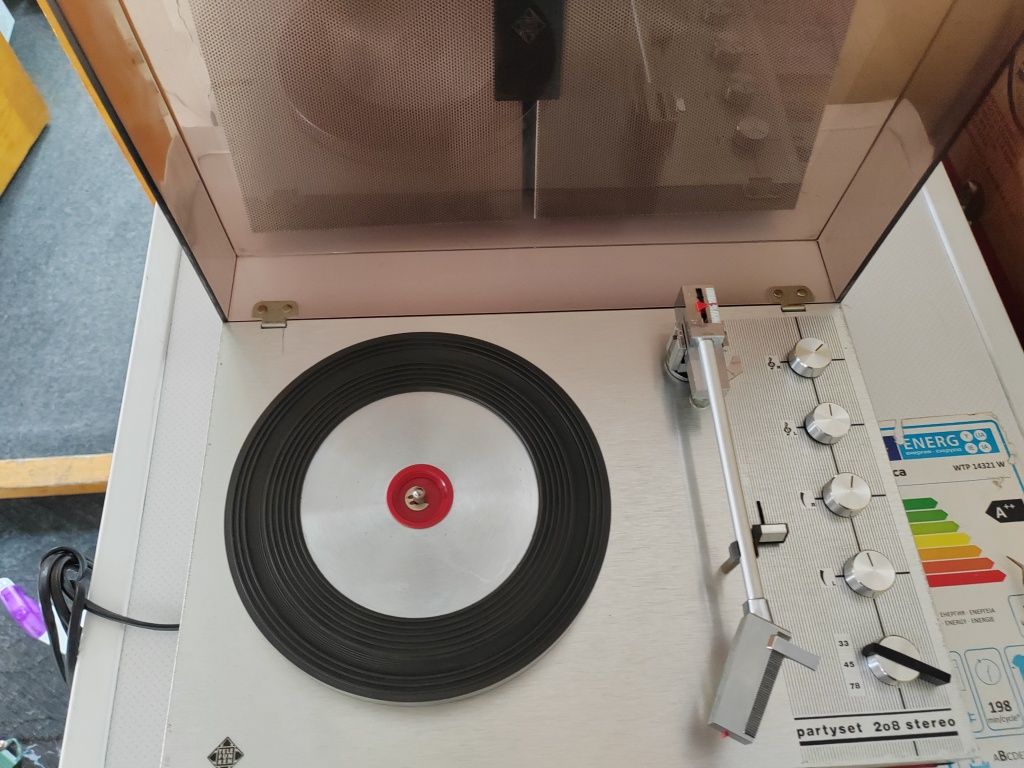 Vând pick-up Telefunken partyset 208 stereo cu boxe
