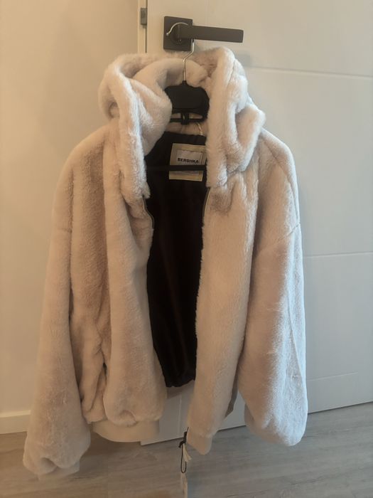 Jacheta blanita Bershka