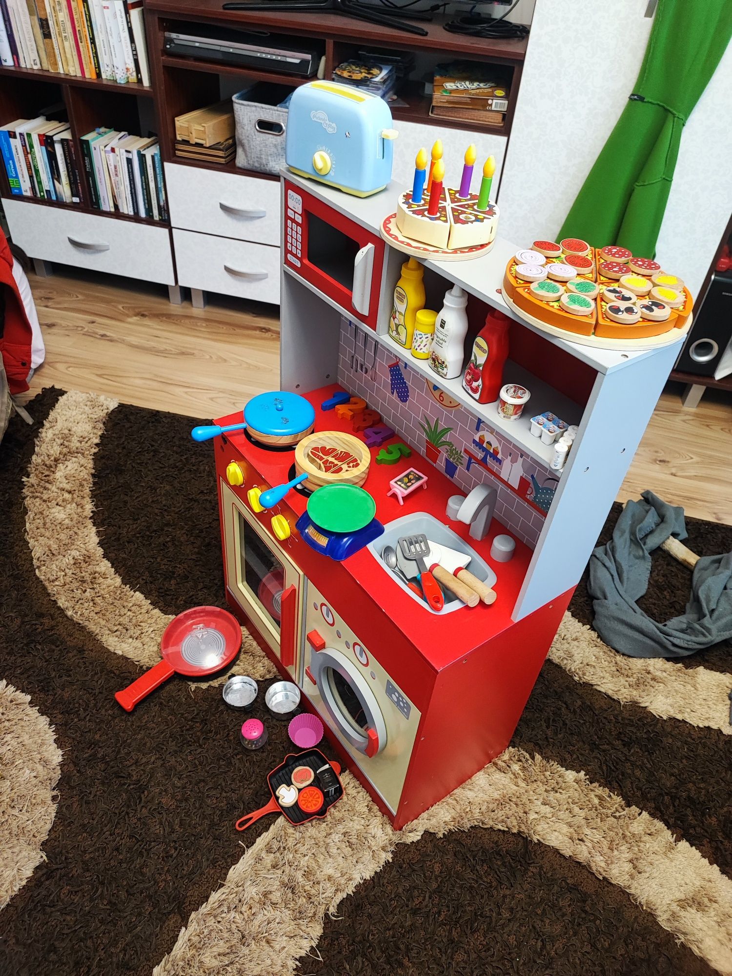Bucătărie și căsuța cu accesorii din lemn pentru copii