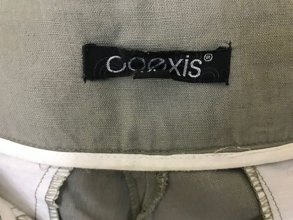 Pantaloni gri-khaki deasupra gleznei
