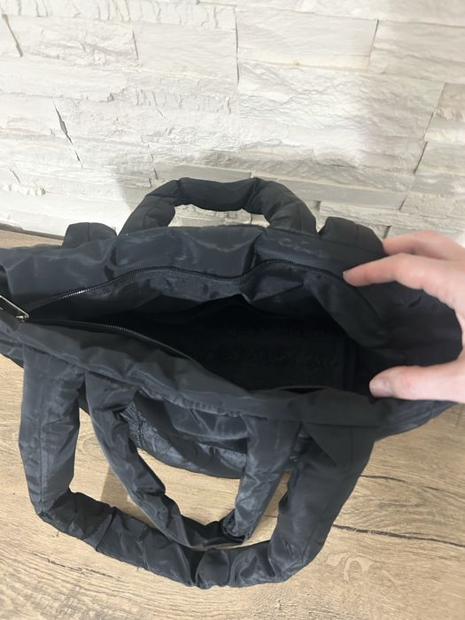 Geanta neagra, incapatoare.