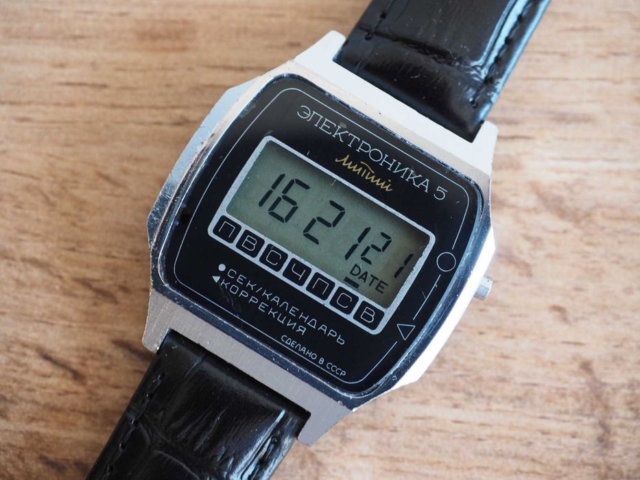 Ceas sovietic Electronika Litiu, funcțional, în stare bună, curea nouă