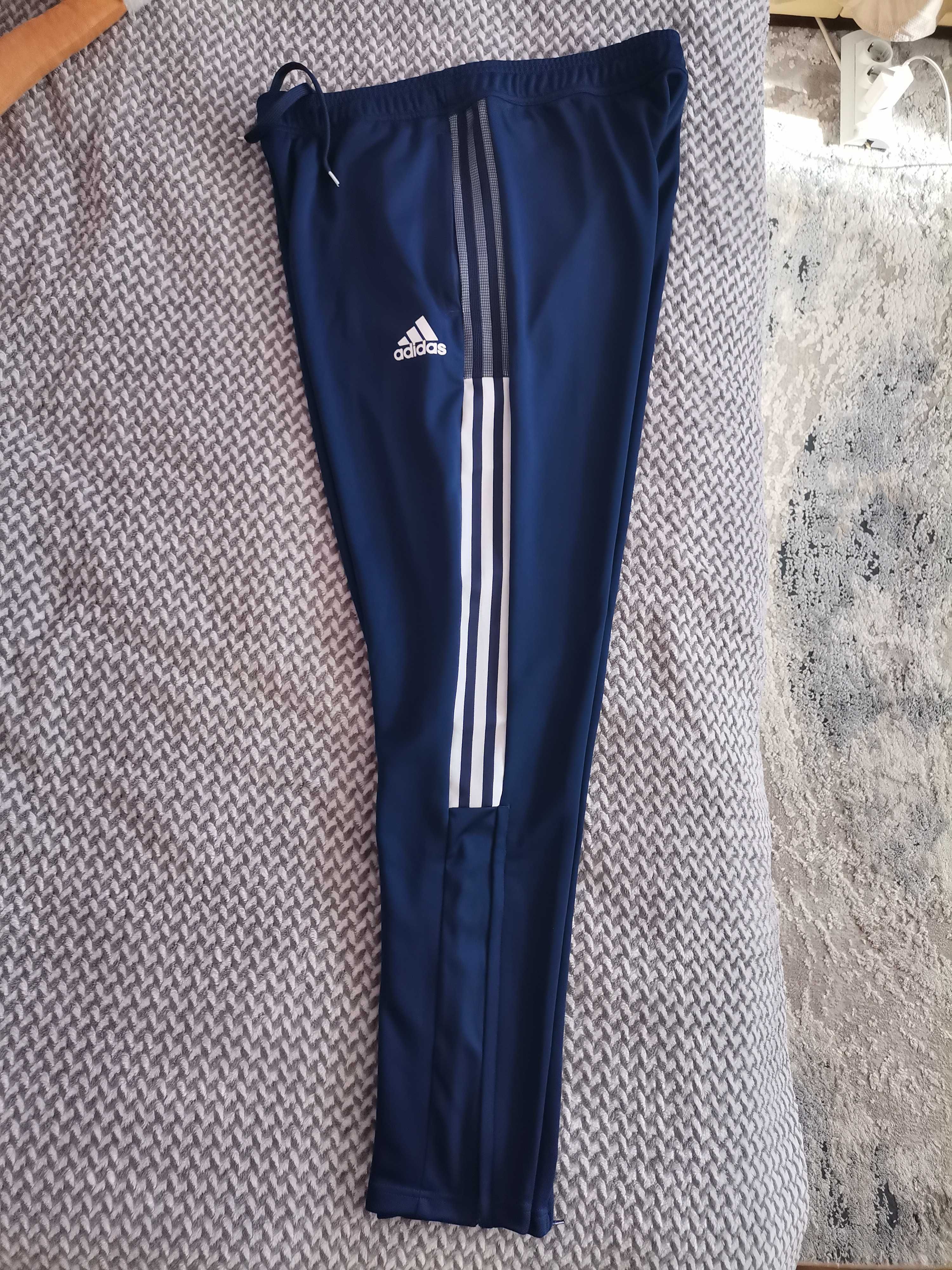 Оригинално долнише Adidas