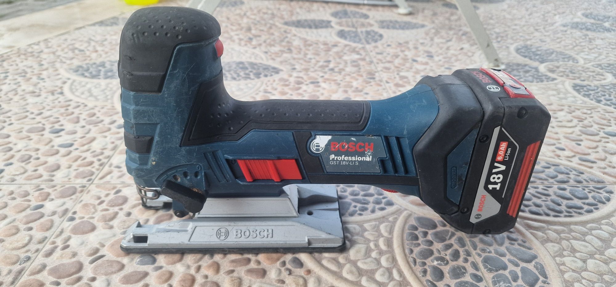 Акумулаторен пробивен трион Bosch GST 18V-LIS