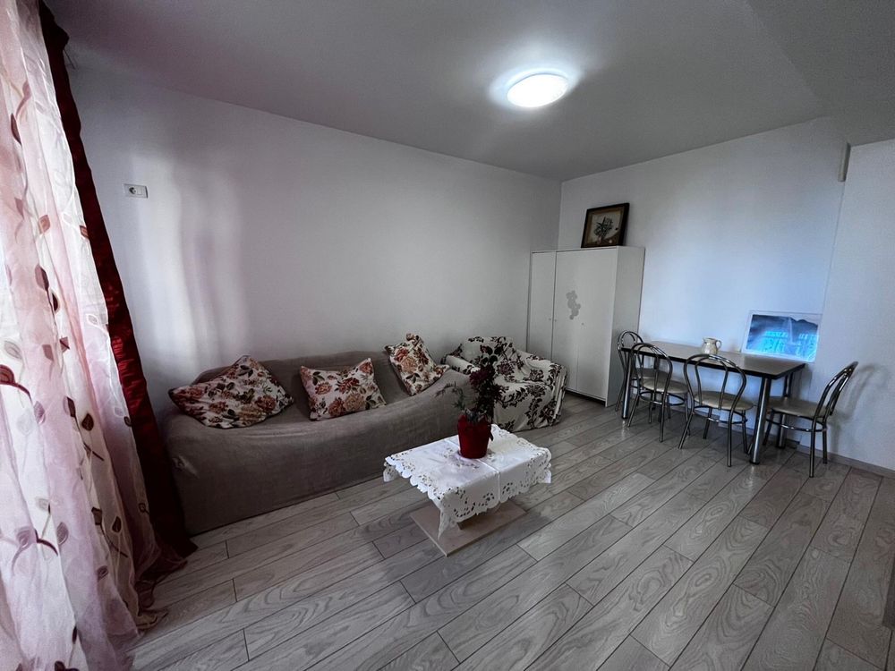 Proprietar vand apartament cu 2 camere ,,  mobilat si utilat, parcare