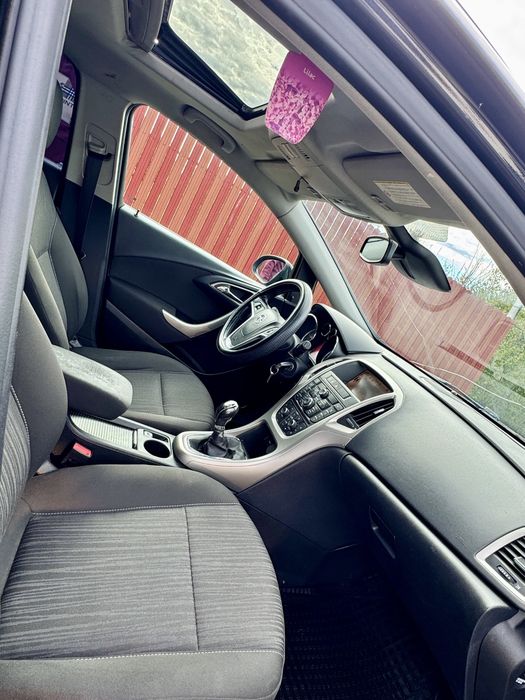 Vand Opel Astra J • 2011 • 1.7 D • 110Cp • Trapa • Navigatie • Fiscal