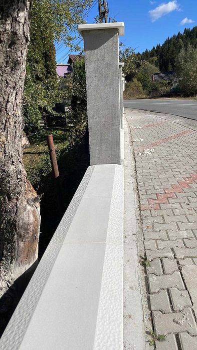 Intervale gard si capace pentru stalpi din beton alb sau crem finisate