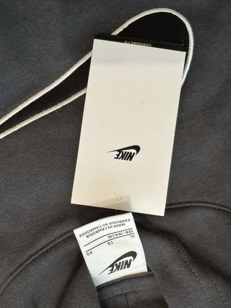 Спешно се продава Суитшърт на Nike
